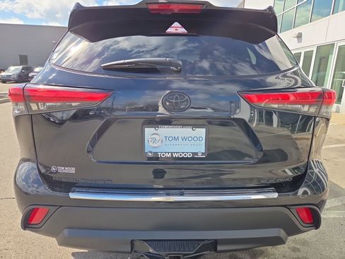 Used 2022 Toyota Highlander XLE image 11