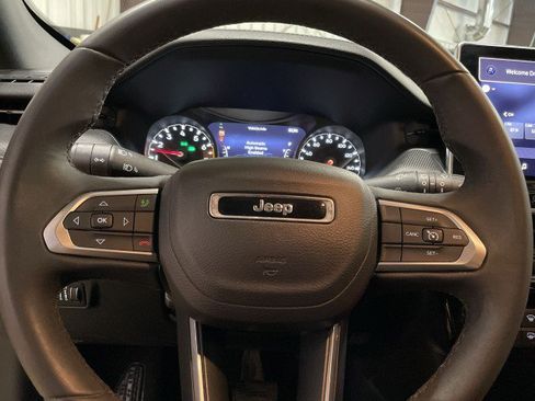 Used 2022 Jeep Compass Latitude FWD image 16