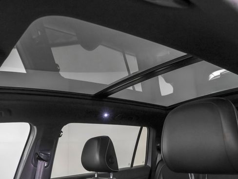 Used 2022 Volkswagen Tiguan SE R-Line image 31