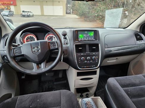 Used 2017 Dodge Grand Caravan SE image 20
