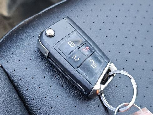 Used 2018 Volkswagen Tiguan SE image 34