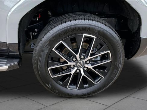 Used 2024 Lexus GX 550 w/ Accessory Package (2T) AWD/4WD image 11