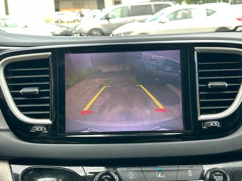 Used 2022 Chrysler Pacifica Touring-L FWD image 17