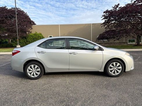 Used 2015 Toyota Corolla LE FWD image 2