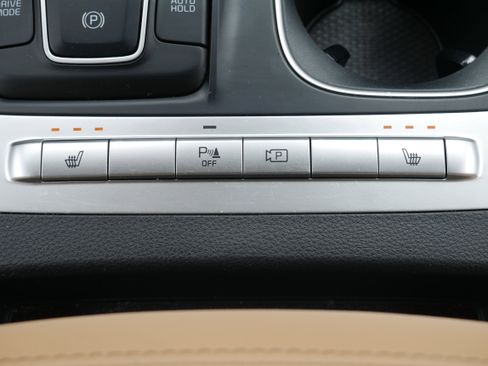 Used 2024 Kia Carnival LX FWD image 24