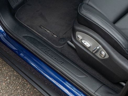 Used 2025 Porsche Macan AWD/4WD image 31