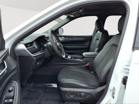 New 2025 Jeep Grand Cherokee L Altitude image 11