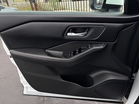 Used 2025 Nissan Rogue SV FWD image 18