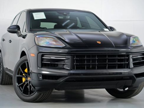 Used 2024 Porsche Cayenne w/ Sport Chrono Package image 4
