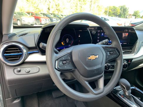 Used 2025 Chevrolet Trax LT image 32