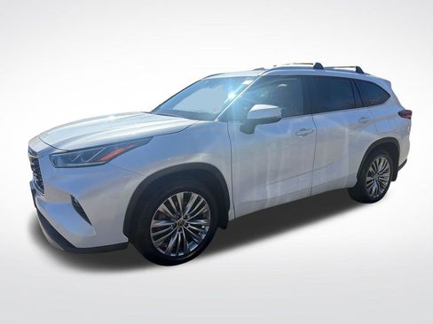 Used 2022 Toyota Highlander Platinum AWD/4WD image 2