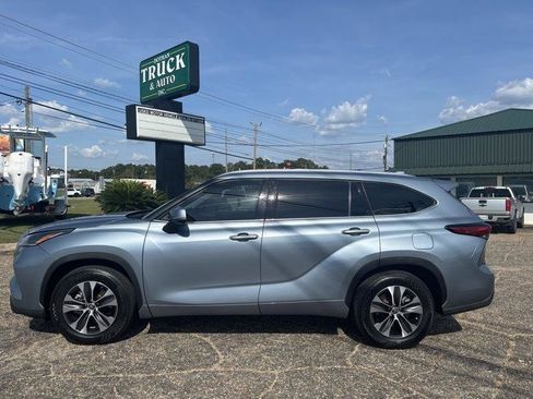 Used 2021 Toyota Highlander XLE FWD image 2