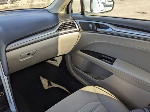 Used 2018 Ford Fusion SE w/ Fusion SE Technology Package image 19