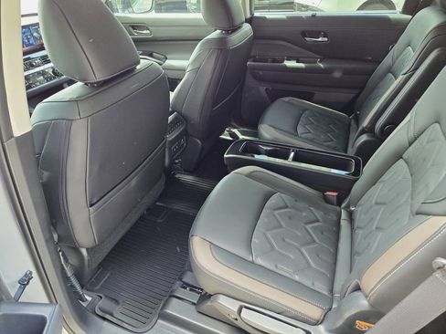 New 2026 Nissan Pathfinder Platinum FWD image 10