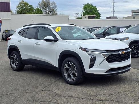 Used 2025 Chevrolet Trax LT FWD image 1