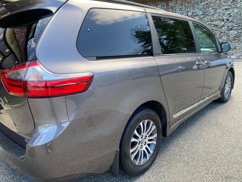 Used 2020 Toyota Sienna XLE w/ XLE Navigation Package image 38