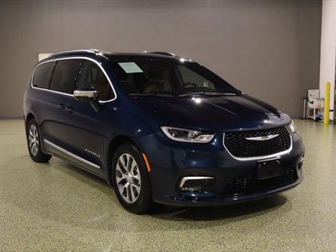 Used 2025 Chrysler Pacifica Pinnacle FWD image 1