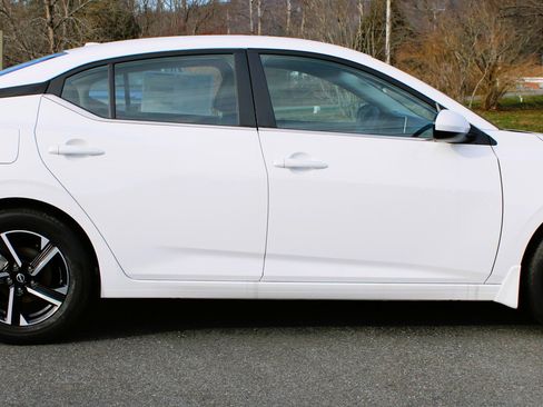 New 2025 Nissan Versa SR w/ Trunk Package image 5