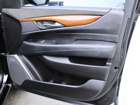 Used 2019 Cadillac Escalade ESV 2WD image 29