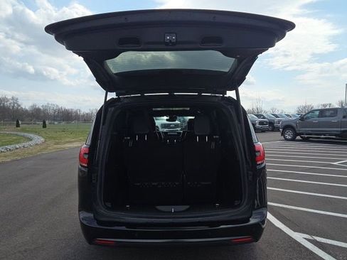 Used 2023 Chrysler Pacifica Limited w/ Uconnect Theater Family Group image 11
