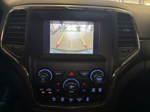 Used 2020 Jeep Grand Cherokee Laredo AWD/4WD image 11