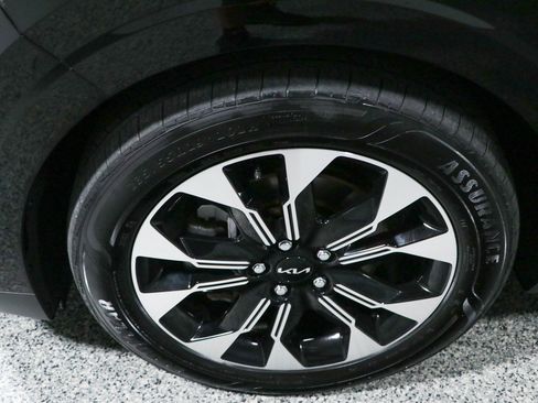 Used 2024 Kia Carnival EX FWD image 11