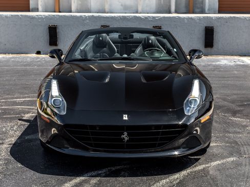 Used 2017 Ferrari California T RWD image 14