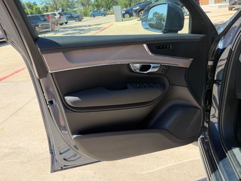 Certified 2025 Volvo XC90 B6 Plus AWD/4WD image 22