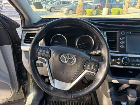 Used 2018 Toyota Highlander XLE AWD/4WD image 8