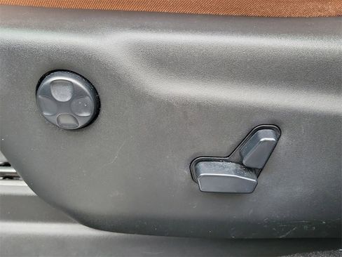 Used 2020 Jeep Grand Cherokee Overland w/ Interior Metal Package image 28