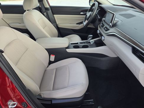 Used 2025 Nissan Altima 2.5 SV FWD image 31