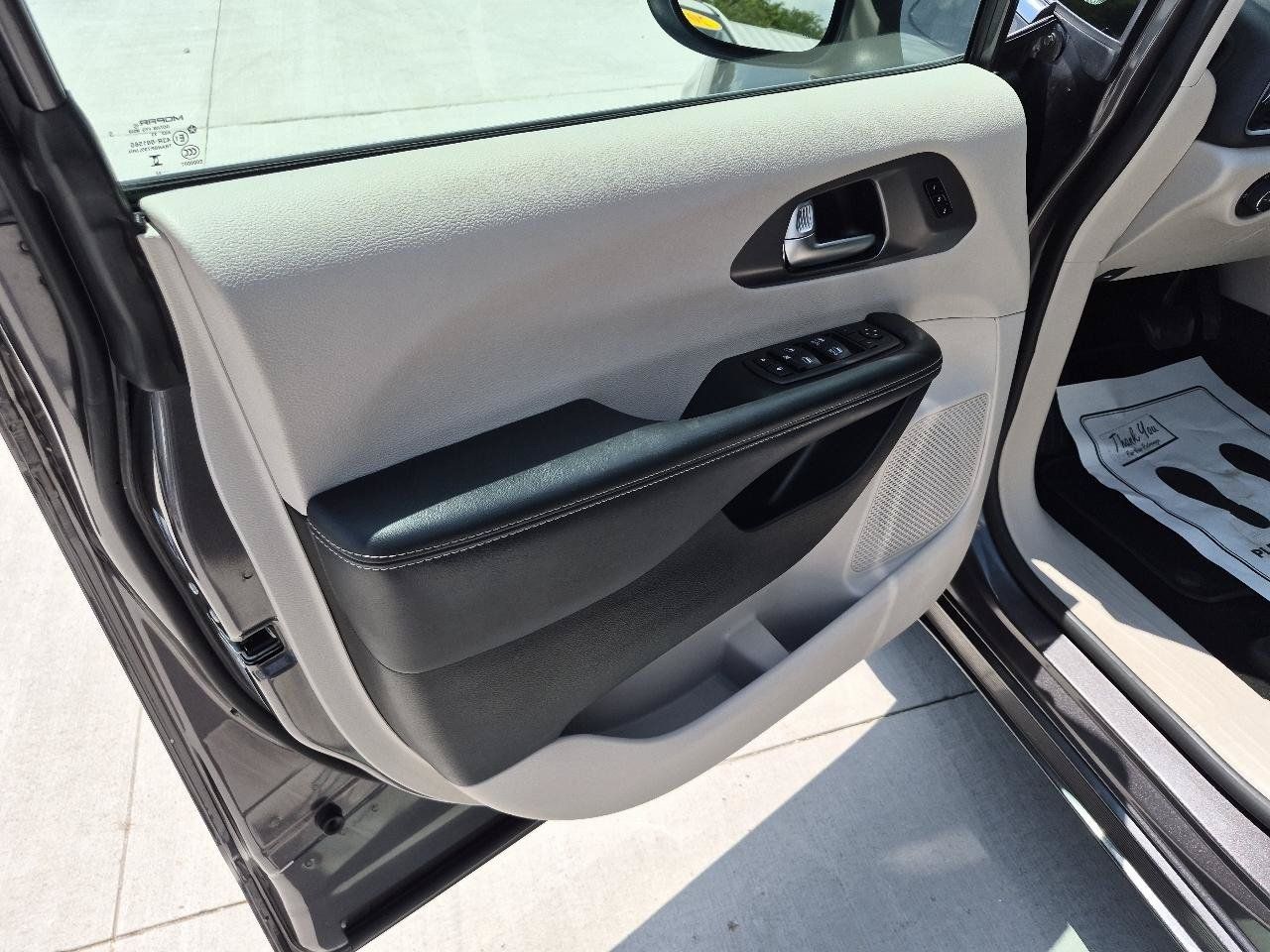 Used 2023 Chrysler Pacifica Touring-L FWD image 16