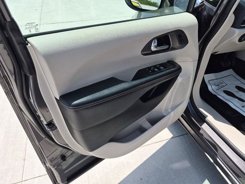 Used 2023 Chrysler Pacifica Touring-L FWD image 16