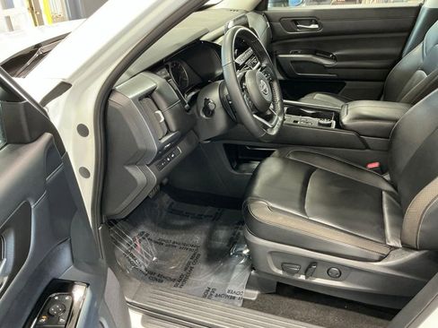 Used 2024 Nissan Pathfinder SL AWD/4WD image 5