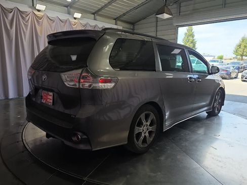 Used 2015 Toyota Sienna SE w/ SE Preferred Package FWD image 3