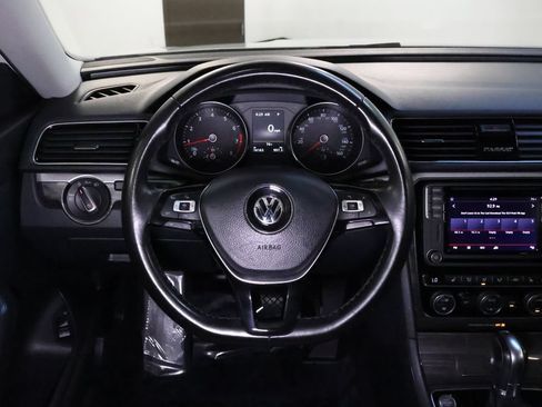 Used 2018 Volkswagen Passat 2.0T SE FWD image 19