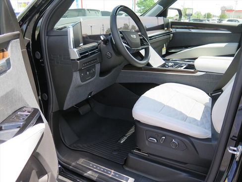 New 2026 Cadillac Escalade ESV Platinum Luxury w/ LPO, Floor Liner Package AWD/4WD image 9