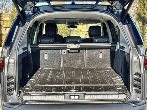 Certified 2025 Land Rover Discovery S image 18