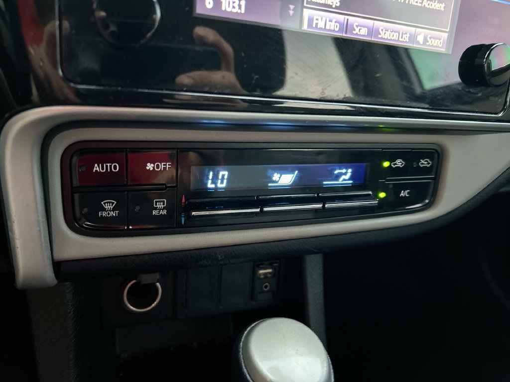 Used 2018 Toyota Corolla LE FWD image 23