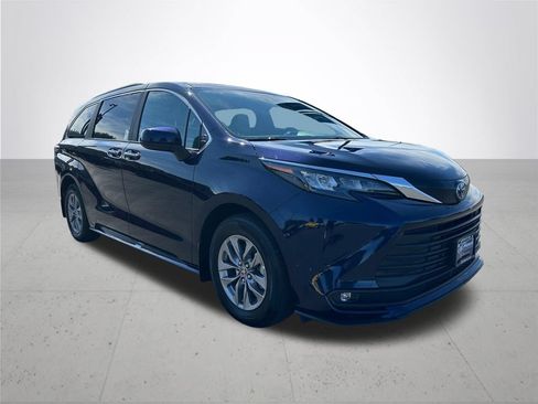 Used 2025 Toyota Sienna XLE AWD/4WD image 5