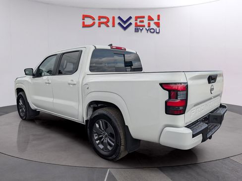 Used 2025 Nissan Frontier SV w/ SV Convenience Package image 3