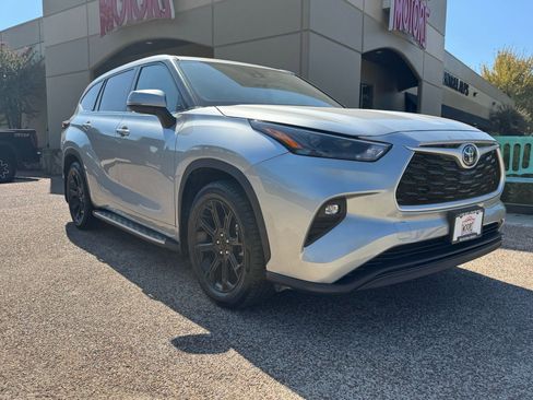 Used 2022 Toyota Highlander LE image 6