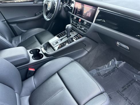 Certified 2025 Porsche Macan AWD/4WD image 17