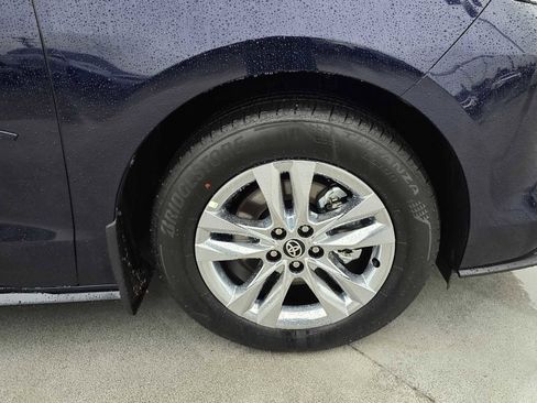 Certified 2025 Toyota Sienna Limited image 9