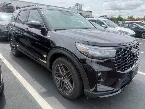 Used 2025 Ford Explorer ST-Line w/ ST-Line Street Pack AWD/4WD image 2