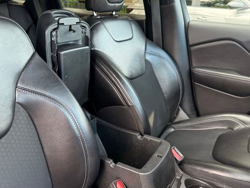 Used 2019 Jeep Cherokee Latitude Plus w/ Comfort/Convenience Group FWD image 42