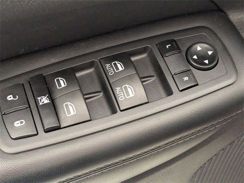 Used 2019 Jeep Grand Cherokee Limited image 11