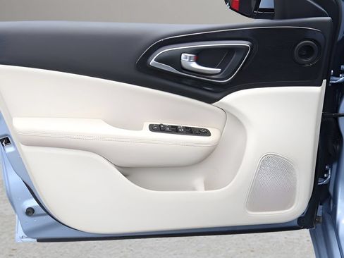 Used 2015 Chrysler 200 C FWD image 9