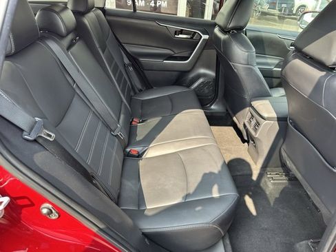 Used 2021 Toyota RAV4 XLE Premium image 17