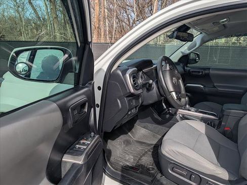 Used 2021 Toyota Tacoma SR5 AWD/4WD image 22